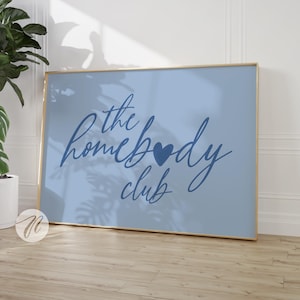 The Homebody Club Print, minimalistisches Herz Poster, niedliches introvertiertes Zitat Print, blaue Typografie Wandkunst, girly Ästhetik, beachy Hausdekor