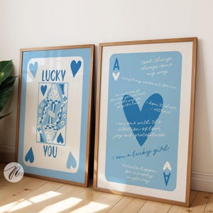 zestaw wydruków zespołu szczęśliwej dziewczyny 2 sztuki, plakat z kartami do gry as kier, estetyka nadmorskiej kowbojki, jasnoniebieski wystrój eleganckiego mieszkania, cyfrowy