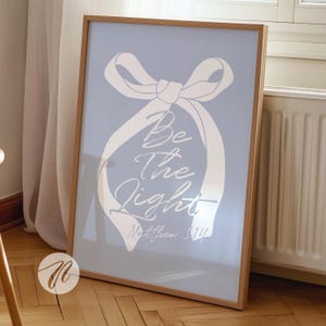 Estampado de lazo azul, arte de pared preppy, decoración de habitación coqueta, arte de pared con cita del versículo bíblico Mateo 5:14, decoración de apartamento universitario, estética de habitación femenina