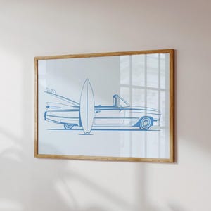 Retro print surfauto aan de kust, horizontale lichtblauwe surfmuurkunst, preppy beachy kamer esthetische poster, blauwe studentenkamer appartement decor