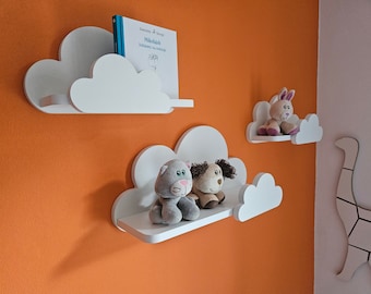 Cloud-Regale, 3er-Set, abgerundete Oberseiten. Hangend, an der Wand montiert für ein Kinderzimmer. Sicheres, solides 18-mm-MDF alles weiß