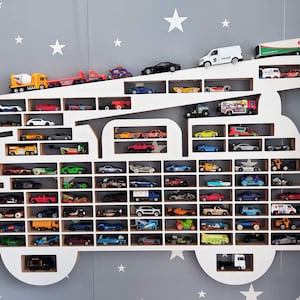 Regal für Spielzeugautos- display. Modell: Feuerwehr, kinderzimmer, kinder, kleine Autos für den Jungen Ausstellungsständer für Autos garage