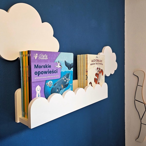 Regal für Bücher für ein Kinderzimmer. Wand, für ein Kind, Geschichten in einem Buch. Weiß mit Frontdekor, Wolke, Zaun, solide MDF 18 mm
