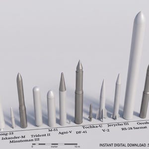 Peut inclure: Présentation de modèles de missiles, dont Hwasong-15, Iskander-M, Trident II, M-51, Agni-V, DF-41, Tochka-U, V-2, Jerycho III, RS-28 Sarmat et Oreshnik. Les modèles sont en nuances de gris et de blanc, avec une échelle en mètres.