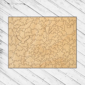 K&ouml;nnte beinhalten: Ein Holzpuzzle mit einer Naturszene. Die hellbraunen Puzzleteile zeigen ein Bild eines Baumes, eines Hauses, eines Sterns, eines Mondes und eines Vogels. Das Puzzle liegt auf einer wei&szlig;en Holzoberfl&auml;che.