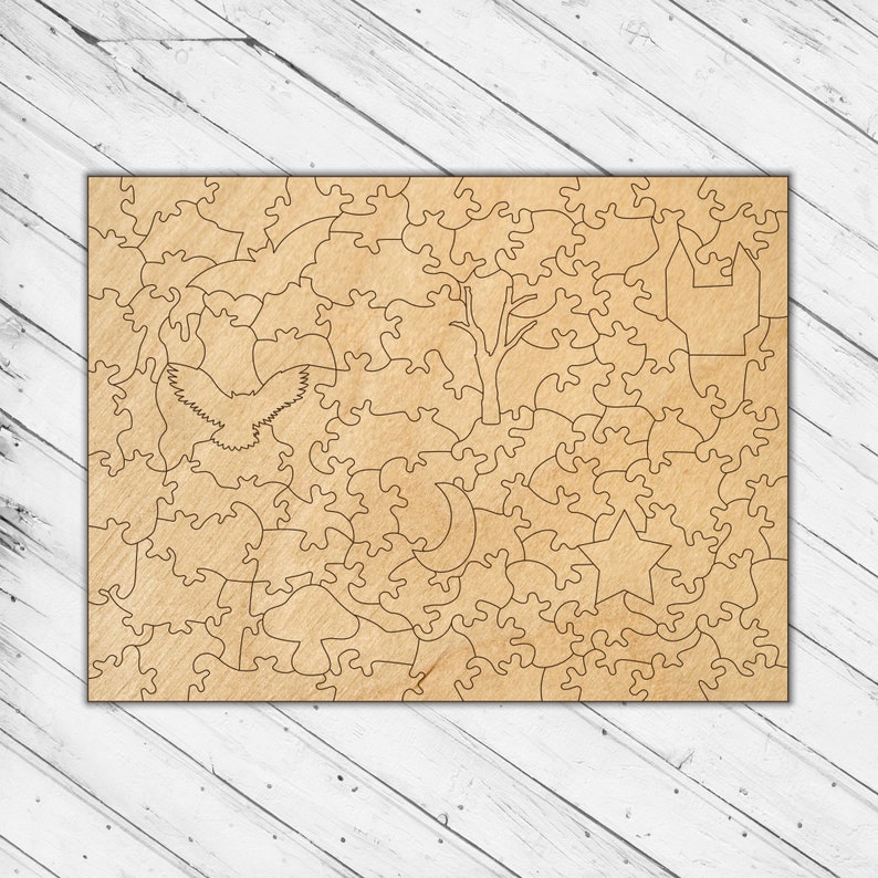 K&ouml;nnte beinhalten: Ein Holzpuzzle mit einer Naturszene. Die hellbraunen Puzzleteile zeigen ein Bild eines Baumes, eines Hauses, eines Sterns, eines Mondes und eines Vogels. Das Puzzle liegt auf einer wei&szlig;en Holzoberfl&auml;che.