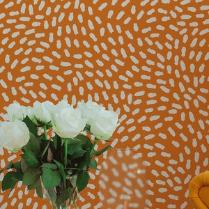 Florale Tapete schälen und aufkleben | Schöne orange Tapete fürs Schlafzimmer | Retro Blumenblätter traditionell Vlies Tapete | FLO22