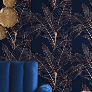 Tapete mit dunklem Blumendekor schälen und aufkleben | Stimmungsvolle Tapete für Schlafzimmer | Moderne goldene Blätter traditionell Vliestapete | LEA14
