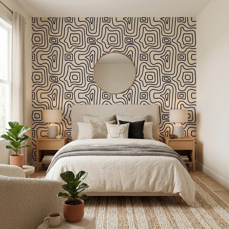 Pu&ograve; includere: Una camera da letto con una parete caratterizzata da un motivo astratto a linee topografiche nere e beige. La stanza include un letto con biancheria beige, due comodini in legno con lampade, uno specchio rotondo e due piante in vasi color terracotta.