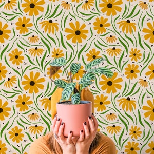 Florale Tapete schälen und aufkleben | Niedliche Gelbe Tapete fürs Schlafzimmer | Zweig Blumen Vliestapete | FLO60