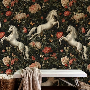 Carta da parati floreale con unicorno stravagante, rose e farfalle vintage, murale della foresta incantata, carta da parati botanica scura, carta da parati stravagante