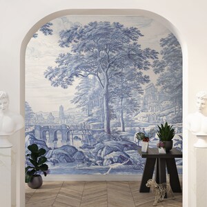 Puede incluir: Un mural de papel tapiz azul y blanco que representa una escena de paisaje con un puente, &aacute;rboles y un edificio en la distancia.