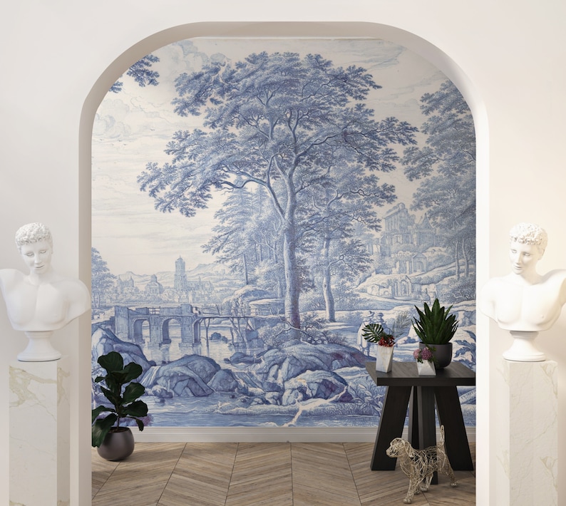 Puede incluir: Un mural de papel tapiz azul y blanco que representa una escena de paisaje con un puente, &aacute;rboles y un edificio en la distancia.