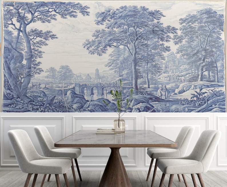 Puede incluir: Un comedor con un mural de azulejos azules y blancos que representa un paisaje con un puente y &aacute;rboles. El mural est&aacute; en la pared detr&aacute;s de una mesa de madera con seis sillas.