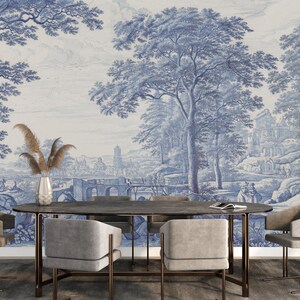 Puede incluir: Un comedor con un gran mural de paisaje azul y blanco en la pared. El mural representa un r&iacute;o, &aacute;rboles y un puente. Una mesa de madera oscura con seis sillas est&aacute; delante del mural. Las sillas est&aacute;n tapizadas en un tejido gris claro.