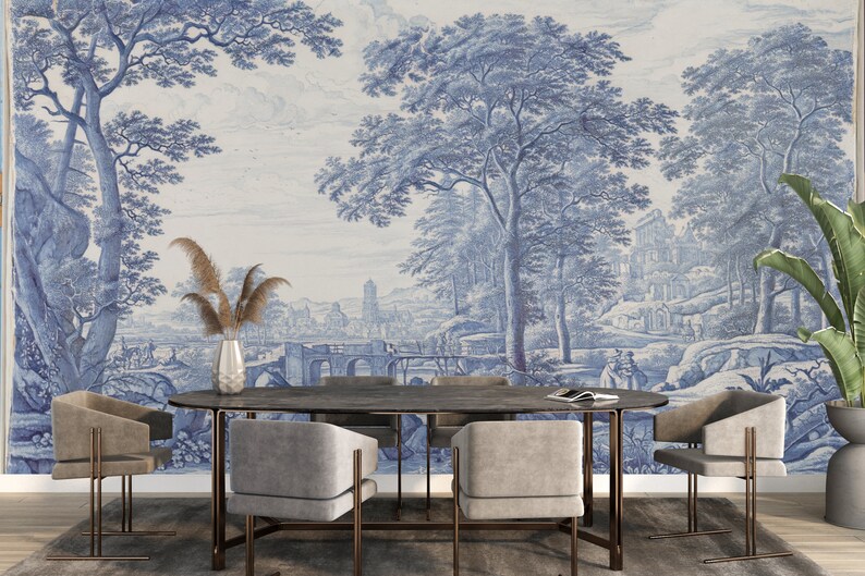 Puede incluir: Un comedor con un gran mural de paisaje azul y blanco en la pared. El mural representa un r&iacute;o, &aacute;rboles y un puente. Una mesa de madera oscura con seis sillas est&aacute; delante del mural. Las sillas est&aacute;n tapizadas en un tejido gris claro.