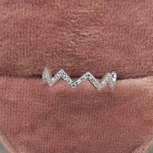 Anello a zigzag con diamanti/Anello a zigzag senza tempo con moissanite rotonda/Delicata fede nuziale/Regalo per il compleanno della figlia/Anello a onda per tutti i giorni/Anniversario