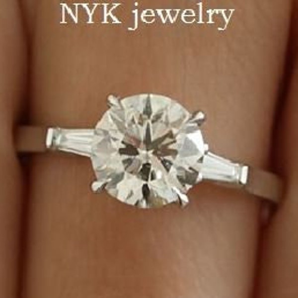 2 karaat ronde briljant geslepen kleurloze Moissanite ring, kant taps toelopende stokbrood drie stenen verlovingsring, trouwring voor haar, belofte ring