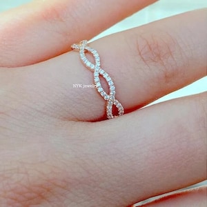 Banda de boda Infinity Moissanite / Banda de boda retorcida / Banda de diamante incoloro de corte redondo / Anillo de giro de media eternidad de oro blanco / Regalo de aniversario