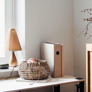 Seegras Korb Bola auf einem Schreibtisch als natürliche Aufbewahrung für Büroaccessoires und Deko