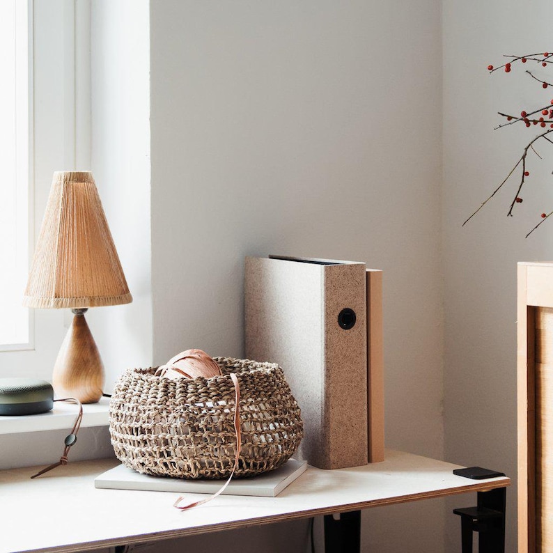 Seegras Korb Bola auf einem Schreibtisch als natürliche Aufbewahrung für Büroaccessoires und Deko