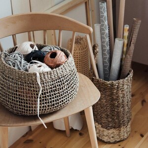 Seegras Korb Bola gefüllt mit Wolle und Garn – neben Geschenkverpackungen, ideal als Aufbewahrungskorb für Handarbeitszubehör