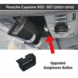 Pode incluir: Botão de óculos de sol atualizado preto para modelos Porsche Cayenne 955/957 de 2003-2010. A imagem mostra o botão instalado na consola superior do carro, com uma seta vermelha a apontar para ele. O texto "Upgraded Sunglasses Button" também é visível.