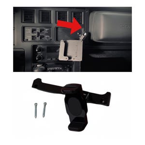 Peut inclure: Support de téléphone de voiture noir avec deux vis argentées. Le support est présenté installé dans le tableau de bord d'une voiture, avec une flèche rouge indiquant son emplacement. Le support est conçu pour maintenir un téléphone en toute sécurité pendant la conduite.