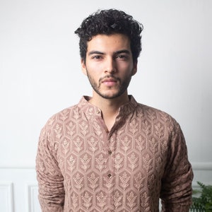 Conjunto de pijama kurta Chikankari marrón rosa: atuendo para boda india