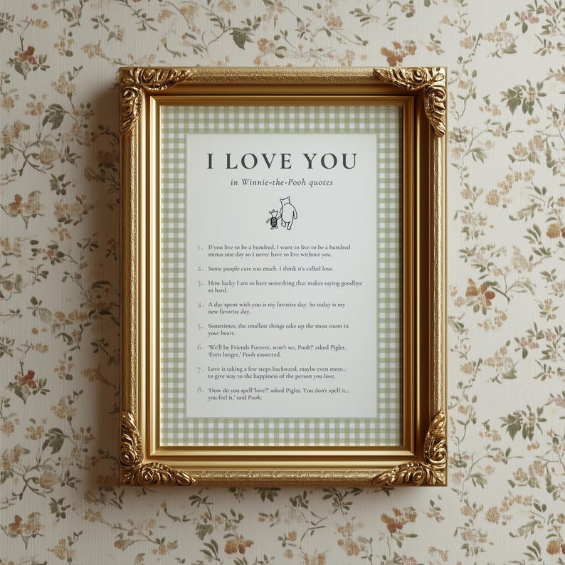 K&ouml;nnte beinhalten: Goldgerahmter Druck mit dem Text "I LOVE YOU" und Zitaten von Winnie Puuh. Der Druck hat einen gr&uuml;n-wei&szlig; karierten Hintergrund. Der Rahmen hat verzierte Ecken und wird vor einer floralen Tapete pr&auml;sentiert.