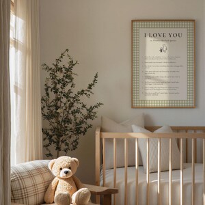 K&ouml;nnte beinhalten: Ein gerahmter Druck mit dem Text "I LOVE YOU" in einem gr&uuml;nen Vichy-Rahmen h&auml;ngt &uuml;ber einem Holzbett. Ein Pl&uuml;schteddyb&auml;r sitzt auf einem karierten Stuhl. Der Raum ist in neutralen T&ouml;nen dekoriert.