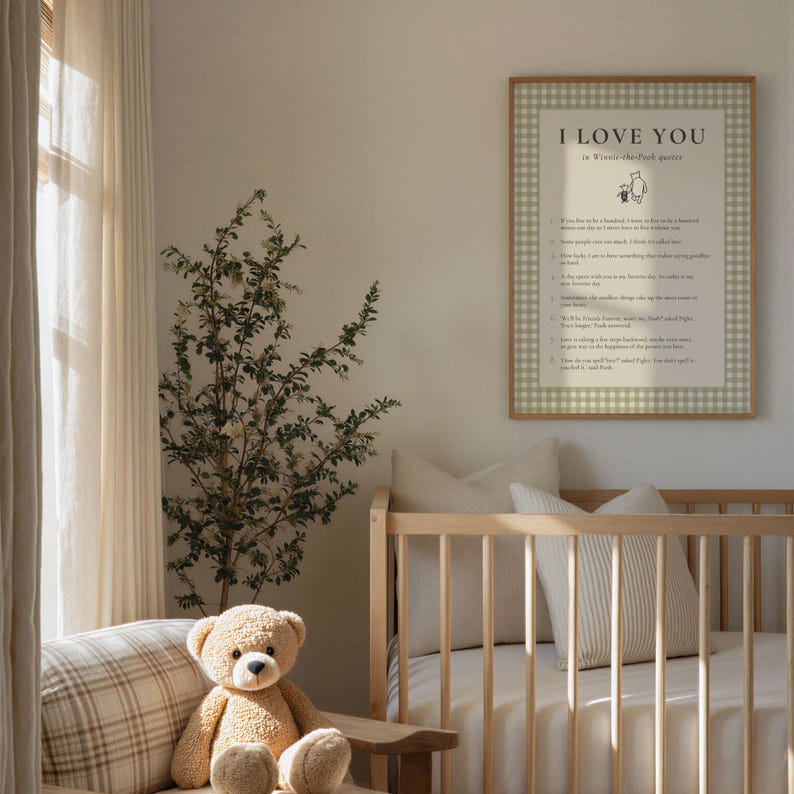 K&ouml;nnte beinhalten: Ein gerahmter Druck mit dem Text "I LOVE YOU" in einem gr&uuml;nen Vichy-Rahmen h&auml;ngt &uuml;ber einem Holzbett. Ein Pl&uuml;schteddyb&auml;r sitzt auf einem karierten Stuhl. Der Raum ist in neutralen T&ouml;nen dekoriert.