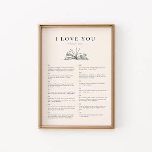 Puede incluir: Un estampado enmarcado con las palabras "I LOVE YOU" y "in literature quotes" en la parte superior. El estampado presenta un dibujo de un libro abierto y varias citas. El marco es dorado.