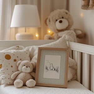 K&ouml;nnte beinhalten: Eine Szene im Kinderzimmer mit einem wei&szlig;en Kinderbett, mit einem gerahmten Bild mit einer B&auml;renillustration, einem Teddyb&auml;r und einem kissen mit Sternenmuster. Eine Lampe und ein gr&ouml;&szlig;erer Teddyb&auml;r befinden sich im Hintergrund und schaffen eine gem&uuml;tliche Atmosph&auml;re.