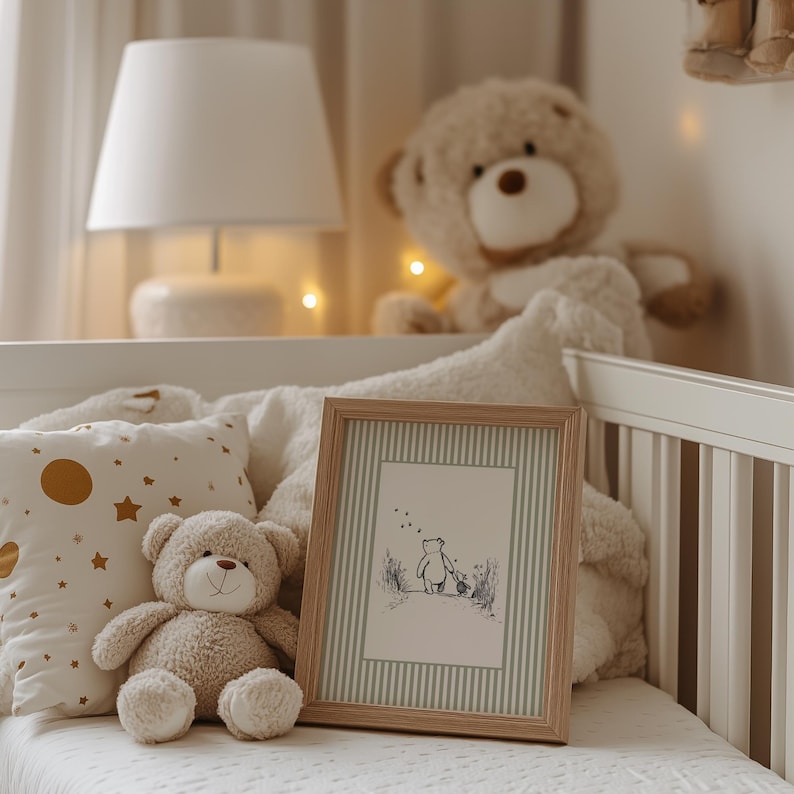 K&ouml;nnte beinhalten: Eine Szene im Kinderzimmer mit einem wei&szlig;en Kinderbett, mit einem gerahmten Bild mit einer B&auml;renillustration, einem Teddyb&auml;r und einem kissen mit Sternenmuster. Eine Lampe und ein gr&ouml;&szlig;erer Teddyb&auml;r befinden sich im Hintergrund und schaffen eine gem&uuml;tliche Atmosph&auml;re.