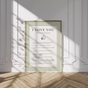 K&ouml;nnte beinhalten: Gerahmter Druck mit dem Text "I LOVE YOU" in Winnie-the-Pooh-Zitaten. Der Druck hat einen hellgr&uuml;nen Vichy-Rand und einen Holzrahmen. Die Zitate sind unter dem Titel aufgef&uuml;hrt, mit einer Illustration von Winnie Puuh und Ferkel.