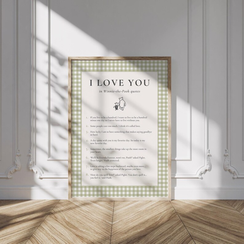 K&ouml;nnte beinhalten: Gerahmter Druck mit dem Text "I LOVE YOU" in Winnie-the-Pooh-Zitaten. Der Druck hat einen hellgr&uuml;nen Vichy-Rand und einen Holzrahmen. Die Zitate sind unter dem Titel aufgef&uuml;hrt, mit einer Illustration von Winnie Puuh und Ferkel.