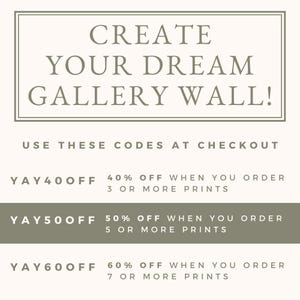 K&ouml;nnte beinhalten: Cremefarbene Grafik mit dem Text &bdquo;CREATE YOUR DREAM GALLERY WALL!&ldquo; und &bdquo;USE THESE CODES AT CHECKOUT&ldquo;. Darunter sind Rabattcodes: YAY40OFF, YAY50OFF und YAY60OFF, mit entsprechenden prozentualen Rabatten f&uuml;r Druckauftr&auml;ge.