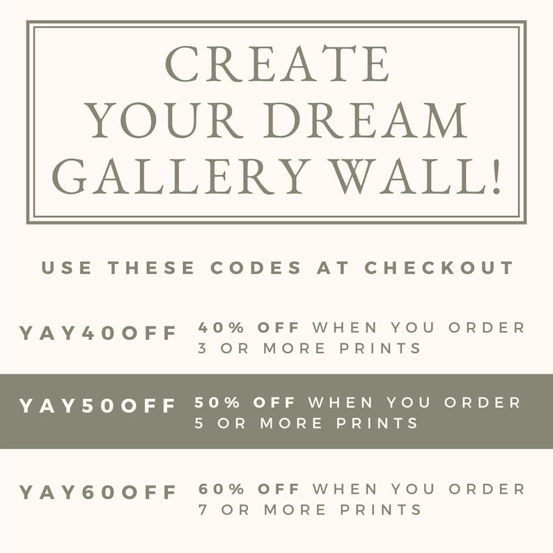 K&ouml;nnte beinhalten: Cremefarbene Grafik mit dem Text &bdquo;CREATE YOUR DREAM GALLERY WALL!&ldquo; und &bdquo;USE THESE CODES AT CHECKOUT&ldquo;. Darunter sind Rabattcodes: YAY40OFF, YAY50OFF und YAY60OFF, mit entsprechenden prozentualen Rabatten f&uuml;r Druckauftr&auml;ge.