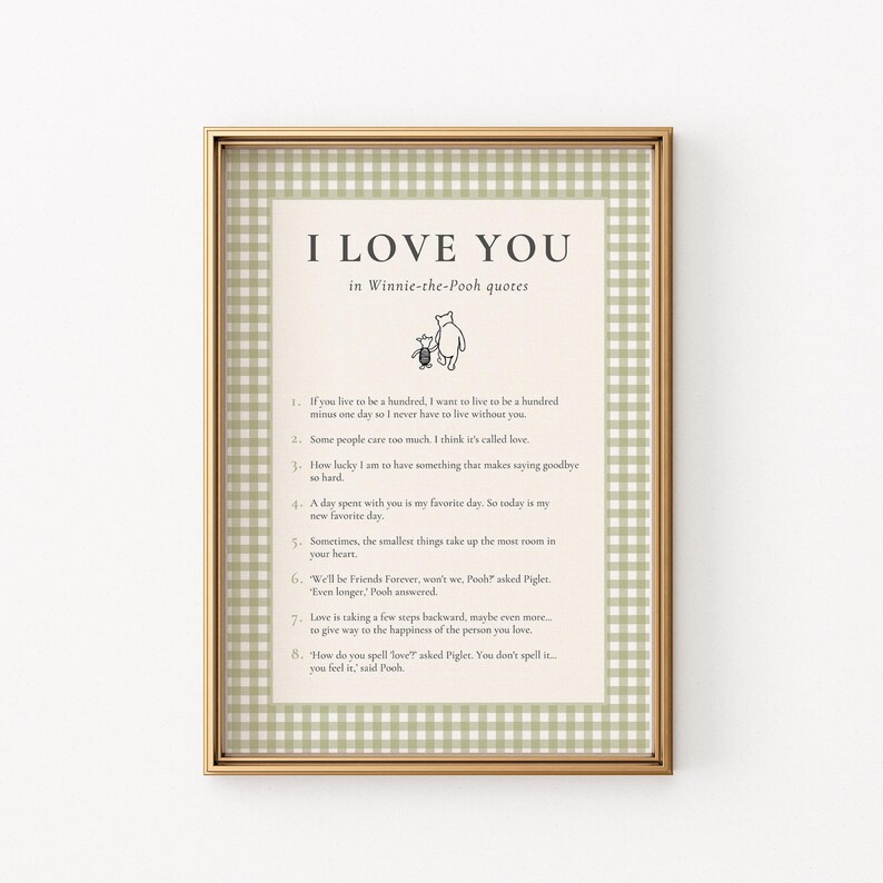 K&ouml;nnte beinhalten: Gerahmter Druck mit dem Text "I LOVE YOU" und Zitaten von Winnie Puuh. Der Druck hat einen goldenen Rahmen und einen hellgr&uuml;nen Vichy-Karo-Rand. Die Zitate sind in schwarzem Text auf cremefarbenem Hintergrund.
