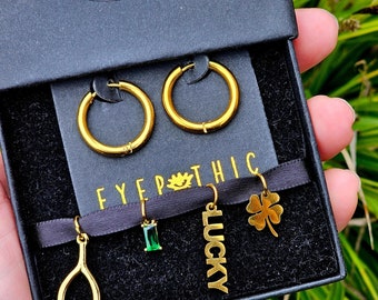 Pendientes de aro de oro con amuletos de la suerte, joyería de trébol, amuletos desmontables, joyería personalizada, regalo, amuleto de espoleta y circonita cúbica verde de trébol