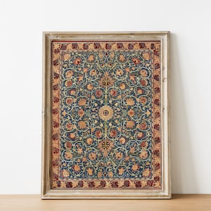 Può includere: Una stampa incorniciata di un tappeto vintage con sfondo blu e intricati motivi floreali in tonalità di rosso, giallo e verde.