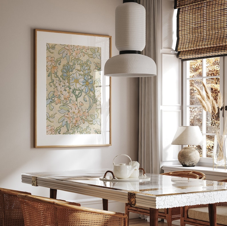 Puede incluir: Una impresi&oacute;n art&iacute;stica floral enmarcada con un fondo beige claro y flores de colores pastel en un comedor. La habitaci&oacute;n cuenta con una mesa de m&aacute;rmol blanco, sillas de rat&aacute;n y una l&aacute;mpara colgante blanca. Tambi&eacute;n se ve una ventana con una persiana de bamb&uacute; y una l&aacute;mpara de mesa.
