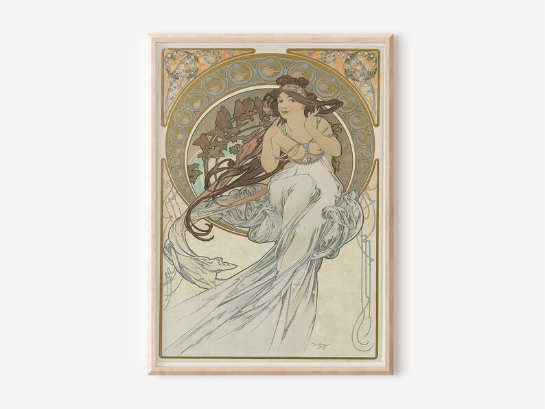 Puede incluir: Una impresi&oacute;n vintage de estilo art nouveau que representa a una mujer con un vestido blanco fluido con un dise&ntilde;o floral. La mujer est&aacute; rodeada por un borde decorativo de c&iacute;rculos y espirales.
