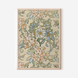 Puede incluir: Una impresi&oacute;n art&iacute;stica enmarcada con un dise&ntilde;o floral Art Nouveau. La obra de arte presenta un patr&oacute;n repetitivo de flores estilizadas en suaves colores pastel, incluyendo melocot&oacute;n, azul y verde, sobre un fondo amarillo p&aacute;lido. La impresi&oacute;n est&aacute; encerrada en un marco de madera clara.