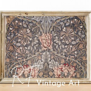Può includere: Una stampa d'arte vintage incorniciata che presenta un motivo floreale con un design ripetitivo di fiori rosa, bianchi e verdi su uno sfondo blu scuro.