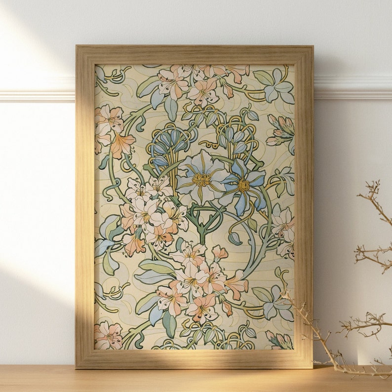 Puede incluir: Una impresi&oacute;n art&iacute;stica enmarcada con un dise&ntilde;o floral de estilo Art Nouveau. La obra presenta un fondo crema con flores estilizadas en tonos melocot&oacute;n, azul y verde. El marco es de madera clara. Medidas: aproximadamente 40 cm x 50 cm.