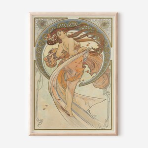 Puede incluir: Un cartel vintage de estilo art nouveau que representa a una mujer con un vestido naranja fluido con un dise&ntilde;o floral. La mujer est&aacute; rodeada de un marco circular con intrincados detalles en oro y azul.
