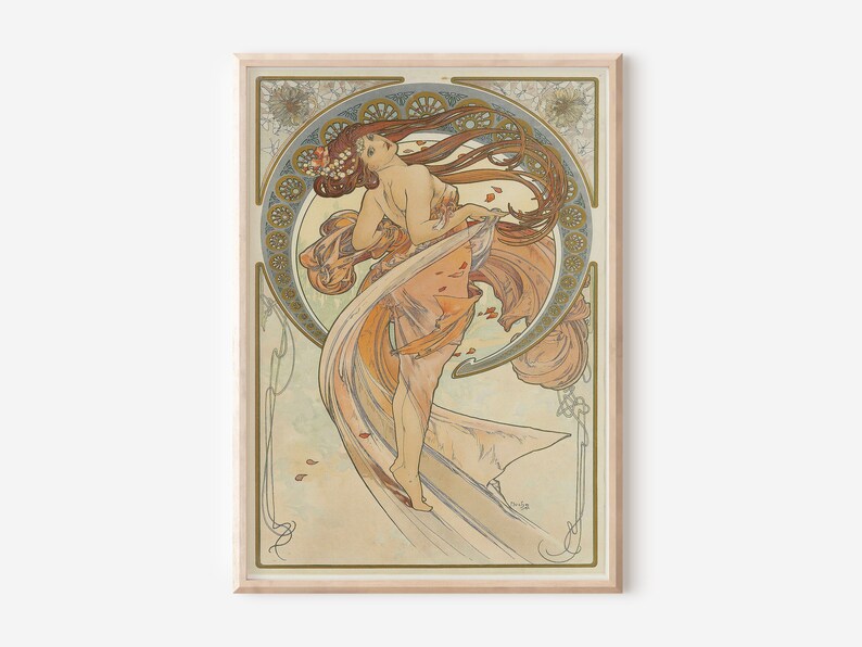 Puede incluir: Un cartel vintage de estilo art nouveau que representa a una mujer con un vestido naranja fluido con un dise&ntilde;o floral. La mujer est&aacute; rodeada de un marco circular con intrincados detalles en oro y azul.