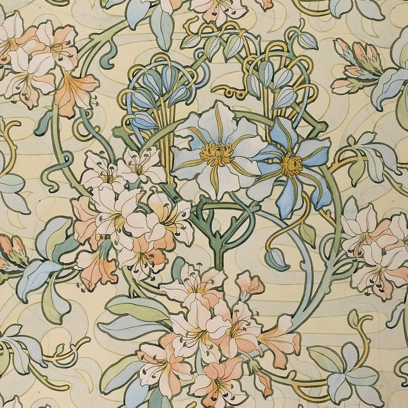 Puede incluir: Patr&oacute;n floral repetido con flores estilizadas blancas, melocot&oacute;n y azules sobre un fondo amarillo p&aacute;lido. El dise&ntilde;o incluye vides y hojas verdes, creando un motivo continuo. La obra de arte es de estilo Art Nouveau, con l&iacute;neas fluidas y formas org&aacute;nicas.